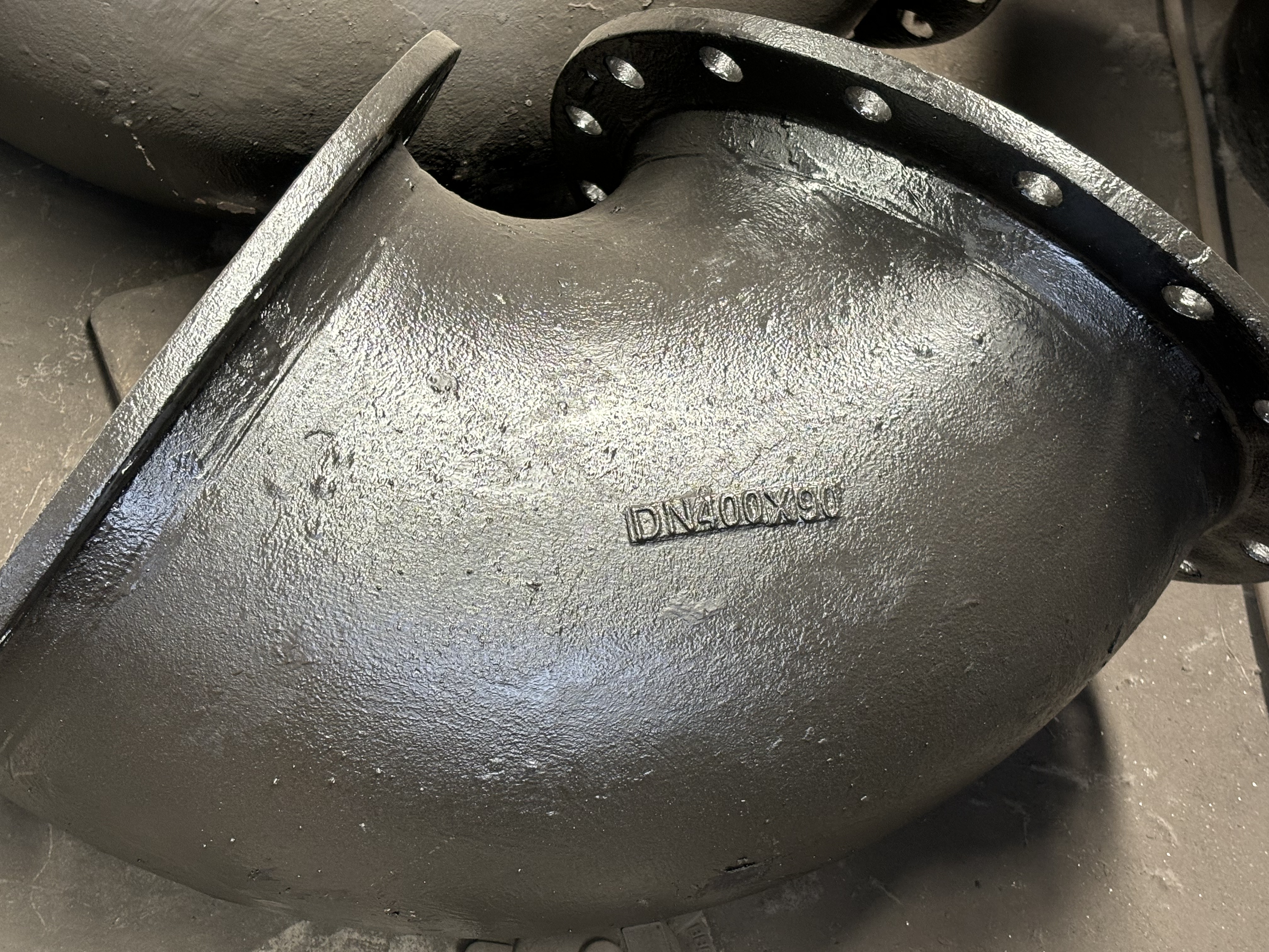 Введение в фитинги для труб из ковкого чугуна: колена и тройники